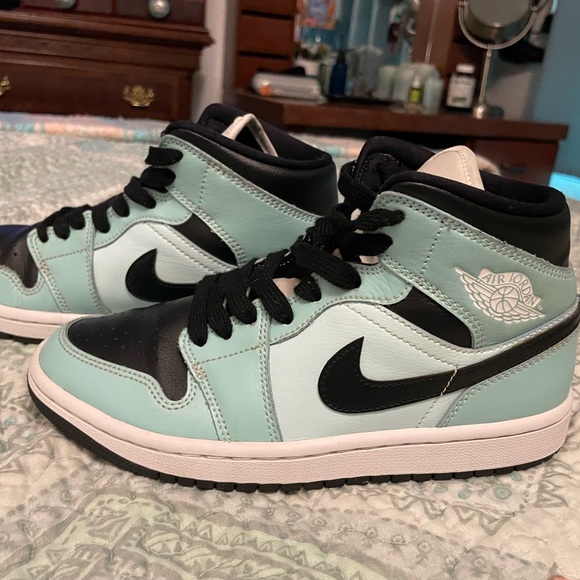 Nike Air Jordan 1mid High-Tops in Teal/ Mint and Black - Picture 7 of 9